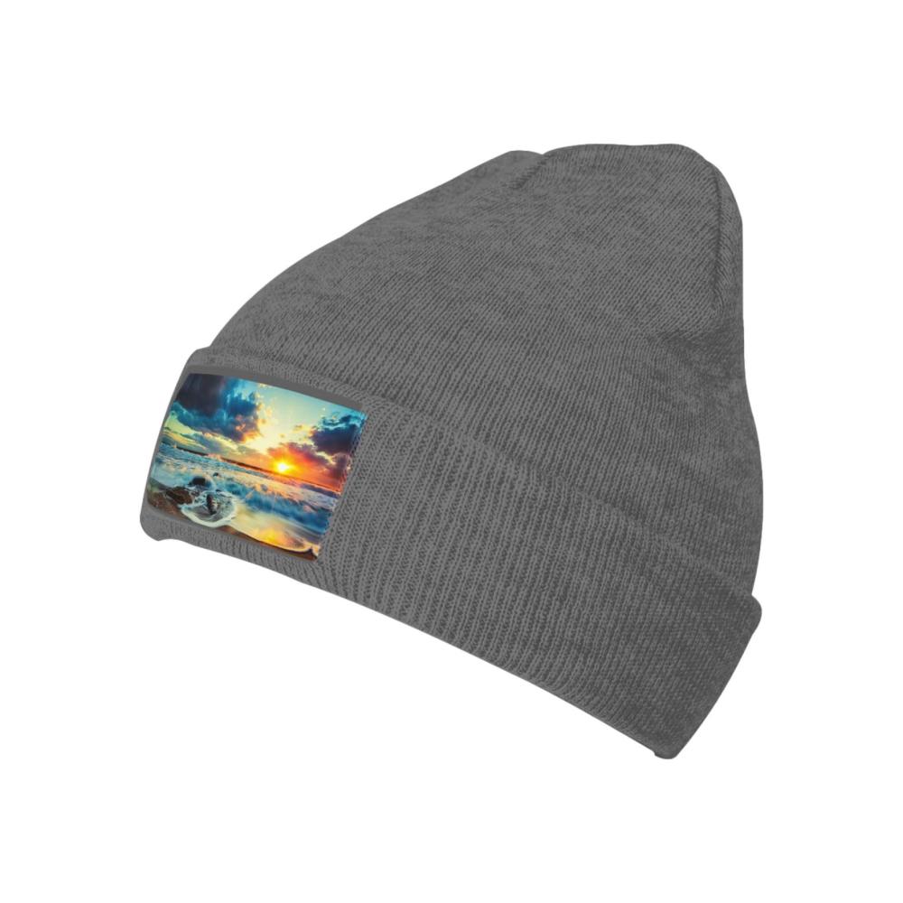 Entdecken Sie den Charme des Winters mit unserer Strickmütze! Warm weich und stilvoll - die ultimative Wintermütze mit Sonnenuntergangs-Strandmotiv. Jetzt zugreifen und sich warm halten