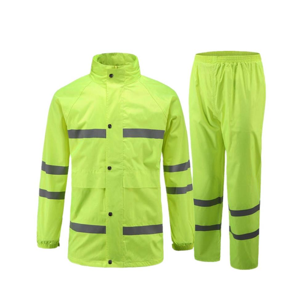 Schützen Sie sich vor jedem Wetter mit unserer fluoreszierend grünen Regenjacke mit Kapuze und reflektierenden Streifen. Ideal für Arbeit und Freizeit. Bestellen Sie jetzt