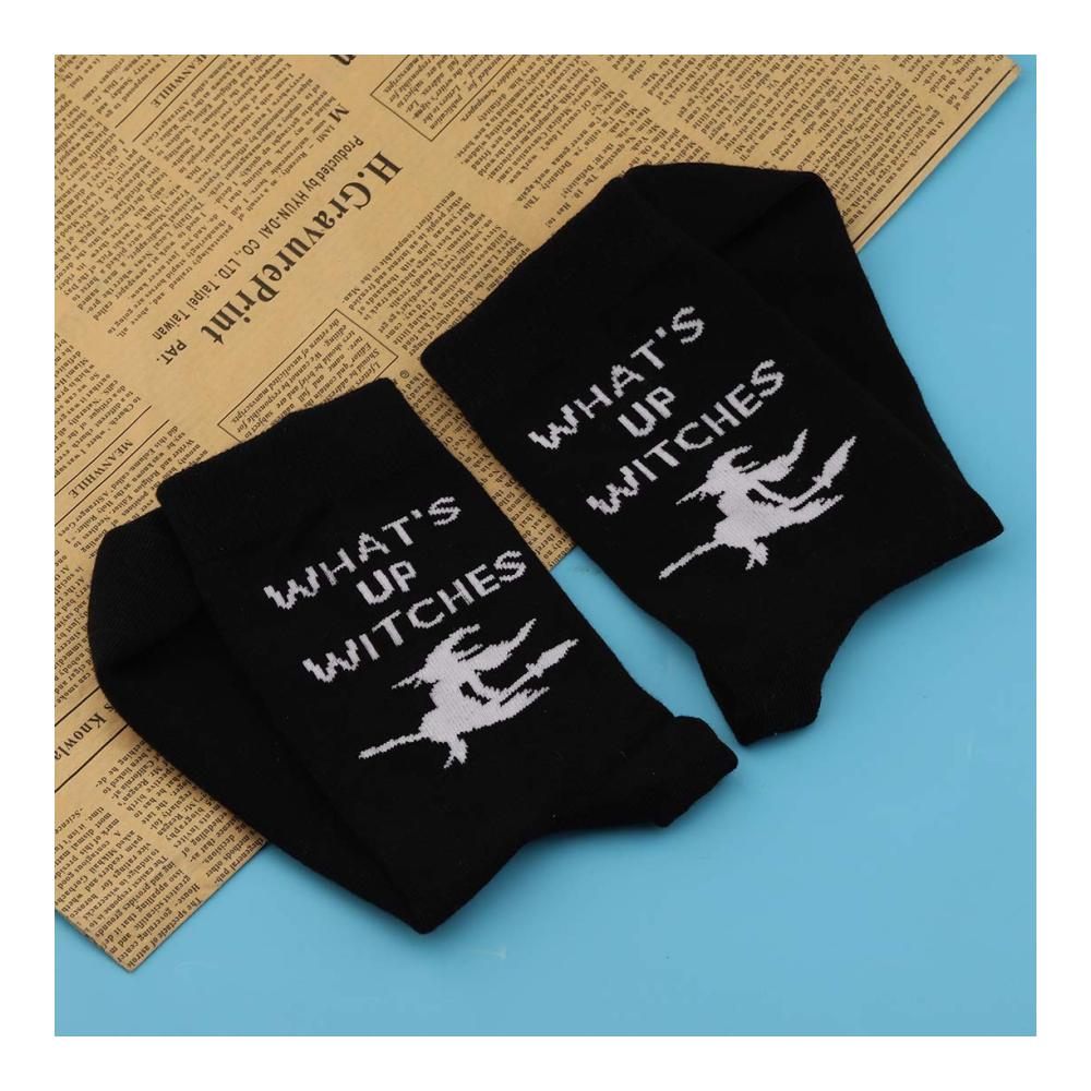 Erhalten Sie Ihren sarkastischen Hexen-Vibe mit Pyoul 2 Paar Socken für BFFs! Perfekte Halloween-Geschenke um What Up Hexen zu sagen
