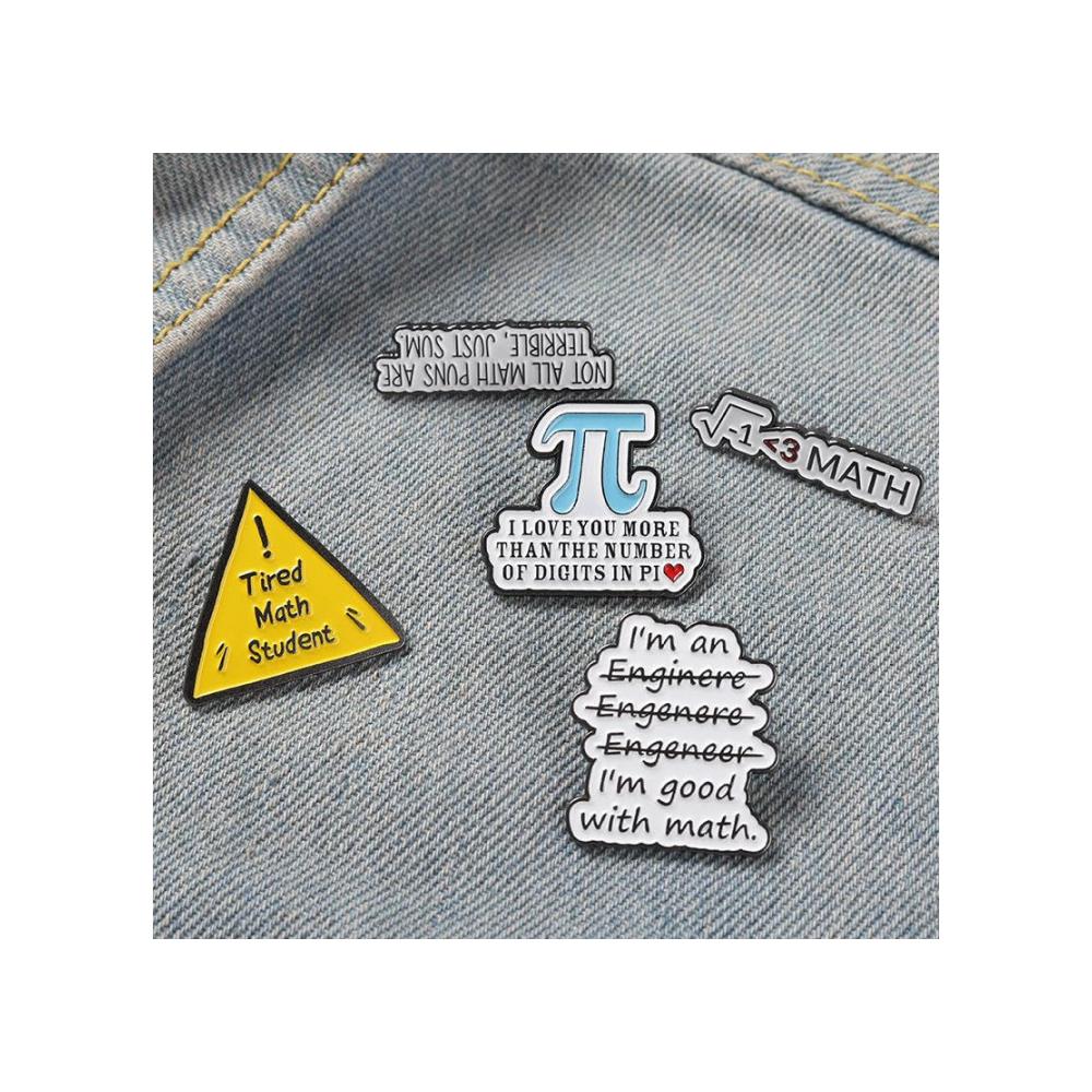 Entdecken Sie stilvolle Vielfalt 5-teiliges Set Broschen & Anstecknadeln 25mm gemischt. Emaille-Broschen in Mathematik-Buchstaben und niedliche Designs für Frauen. Ein Must-Have Accessoire