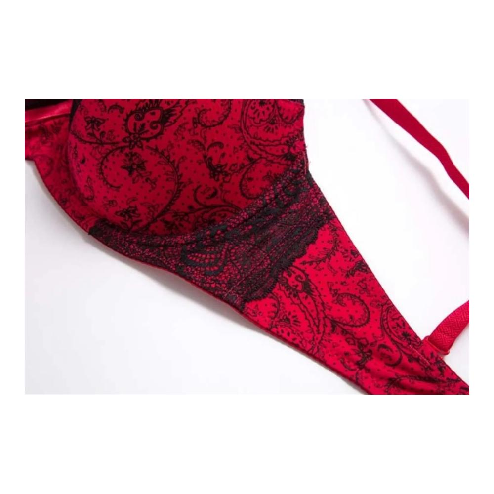 Entdecken Sie die Verführung neu mit unserem exquisiten Dessous-Set! Einzigartig gestaltetes Plus-Size-Set in Rot mit Spitzen-BH und Höschen für Damen. Gönnen Sie sich jetzt