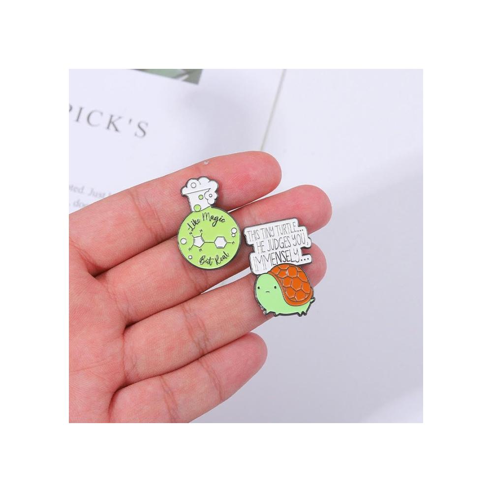 Einzigartige 10-teilige Broschen & Anstecknadeln Kollektion Emaille Pins Set mit Chemie-Flaschenmotiven perfekt für Frauen als stilvolle Revers-Accessoires