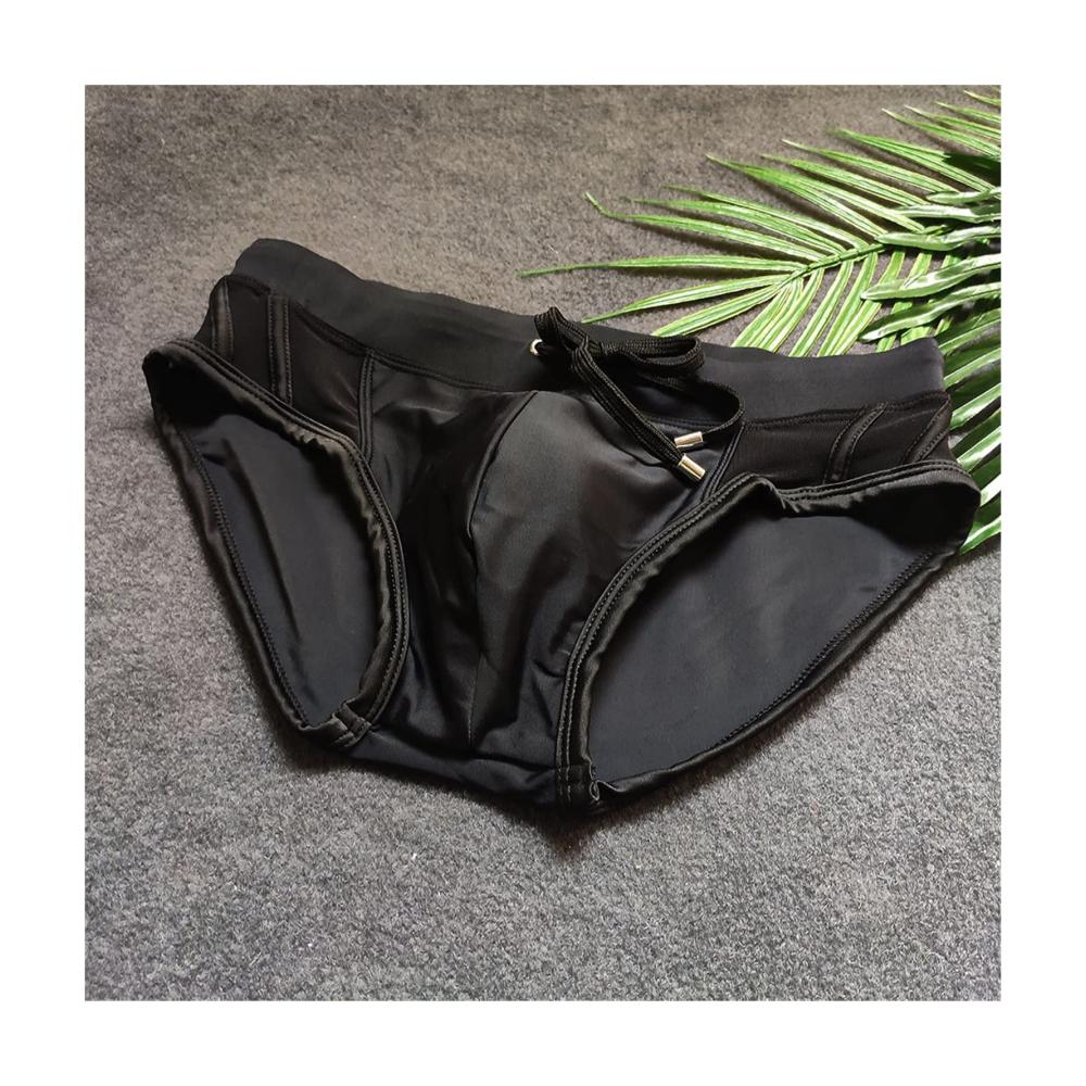 Stilvoll und bequem Herren Badehosen in Schwarz mit Mesh-Seiten Bikini-Schnitt und Schwammpolstern - perfekt für den Sommer im Schwimmbad! Entdecke jetzt