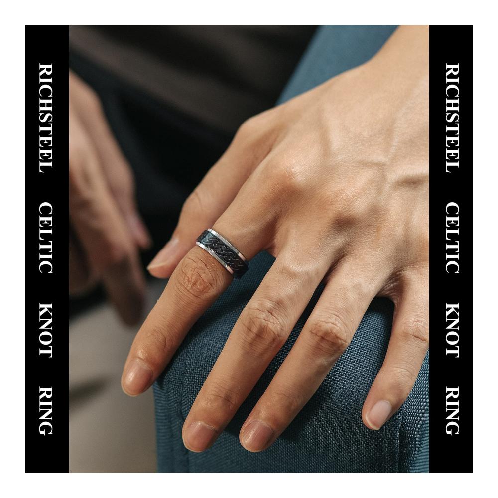 Entdecke maskuline Eleganz Personalisierte Herren Ringe - Keltischer Knoten 10mm breit in Schwarz. Perfekt für Freunde Ehemann Modell. Inklusive Geschenkbox