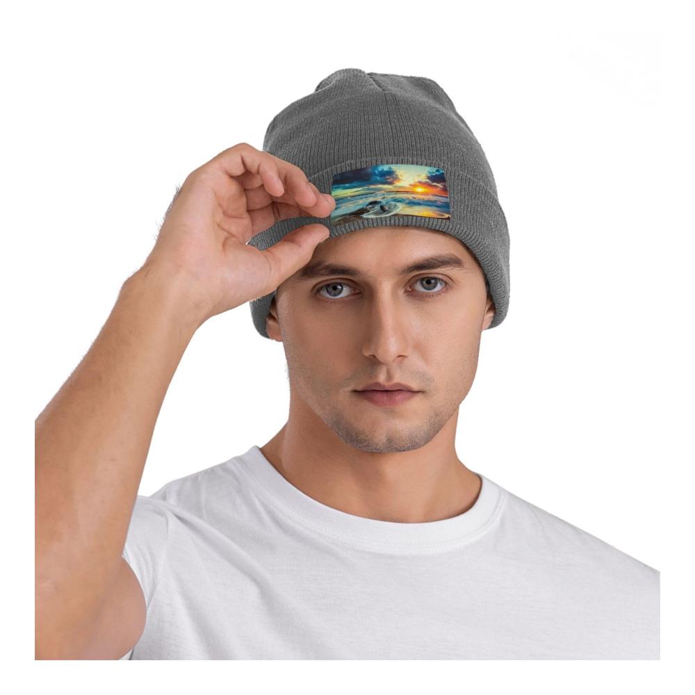 Entdecken Sie den Charme des Winters mit unserer Strickmütze! Warm weich und stilvoll - die ultimative Wintermütze mit Sonnenuntergangs-Strandmotiv. Jetzt zugreifen und sich warm halten