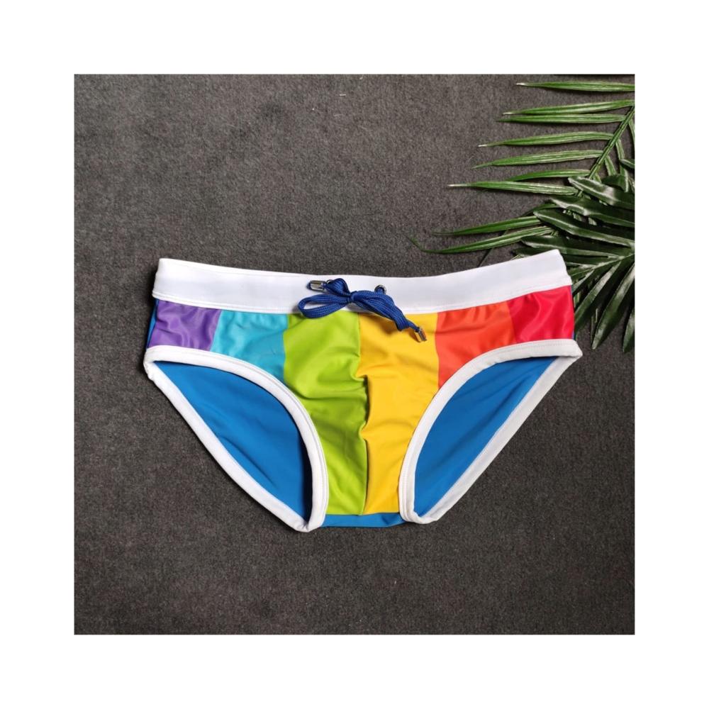 Entdecke den ultimativen Style Badehosen für Herren – Regenbogen-Dreieck Strandshorts niedrige Taille enganliegend und aus dickem Nylon. Hol dir deinen perfekten Bikiniunterteil jetzt