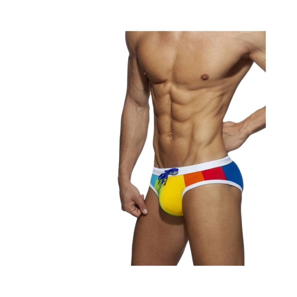 Entdecke den ultimativen Style Badehosen für Herren – Regenbogen-Dreieck Strandshorts niedrige Taille enganliegend und aus dickem Nylon. Hol dir deinen perfekten Bikiniunterteil jetzt