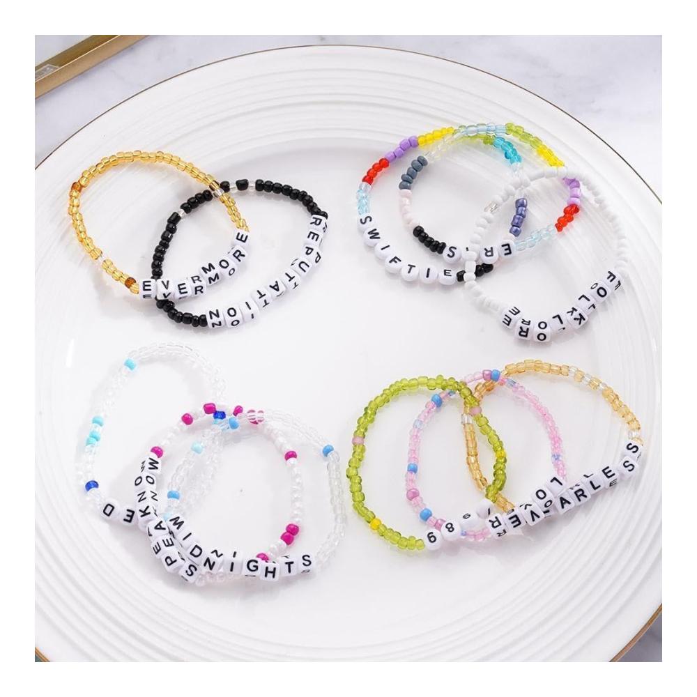 Entdecken Sie den ultimativen Charme 11-teiliges Set Böhmischer Armschmuck mit Musiknote Perlen und englischem Alphabet. Einzigartiges Geschenk für stilvolle Frauen