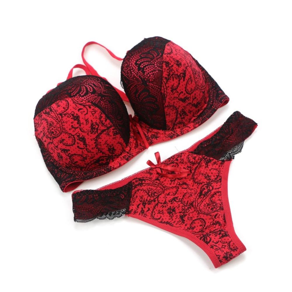 Entdecken Sie die Verführung neu mit unserem exquisiten Dessous-Set! Einzigartig gestaltetes Plus-Size-Set in Rot mit Spitzen-BH und Höschen für Damen. Gönnen Sie sich jetzt
