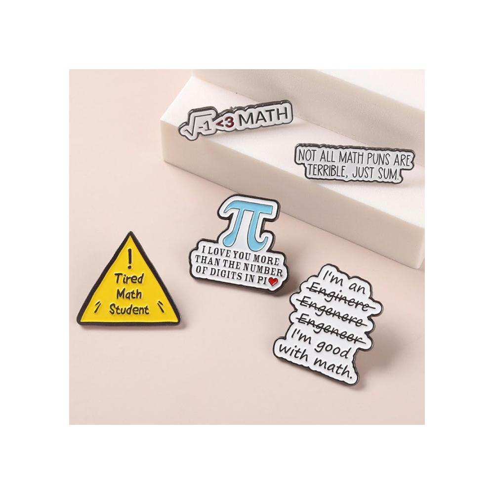 Entdecken Sie stilvolle Vielfalt 5-teiliges Set Broschen & Anstecknadeln 25mm gemischt. Emaille-Broschen in Mathematik-Buchstaben und niedliche Designs für Frauen. Ein Must-Have Accessoire