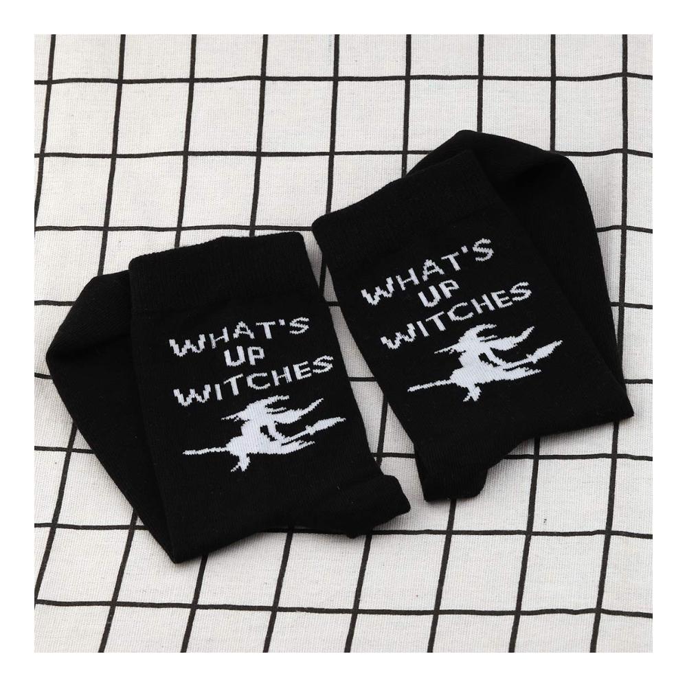 Erhalten Sie Ihren sarkastischen Hexen-Vibe mit Pyoul 2 Paar Socken für BFFs! Perfekte Halloween-Geschenke um What Up Hexen zu sagen