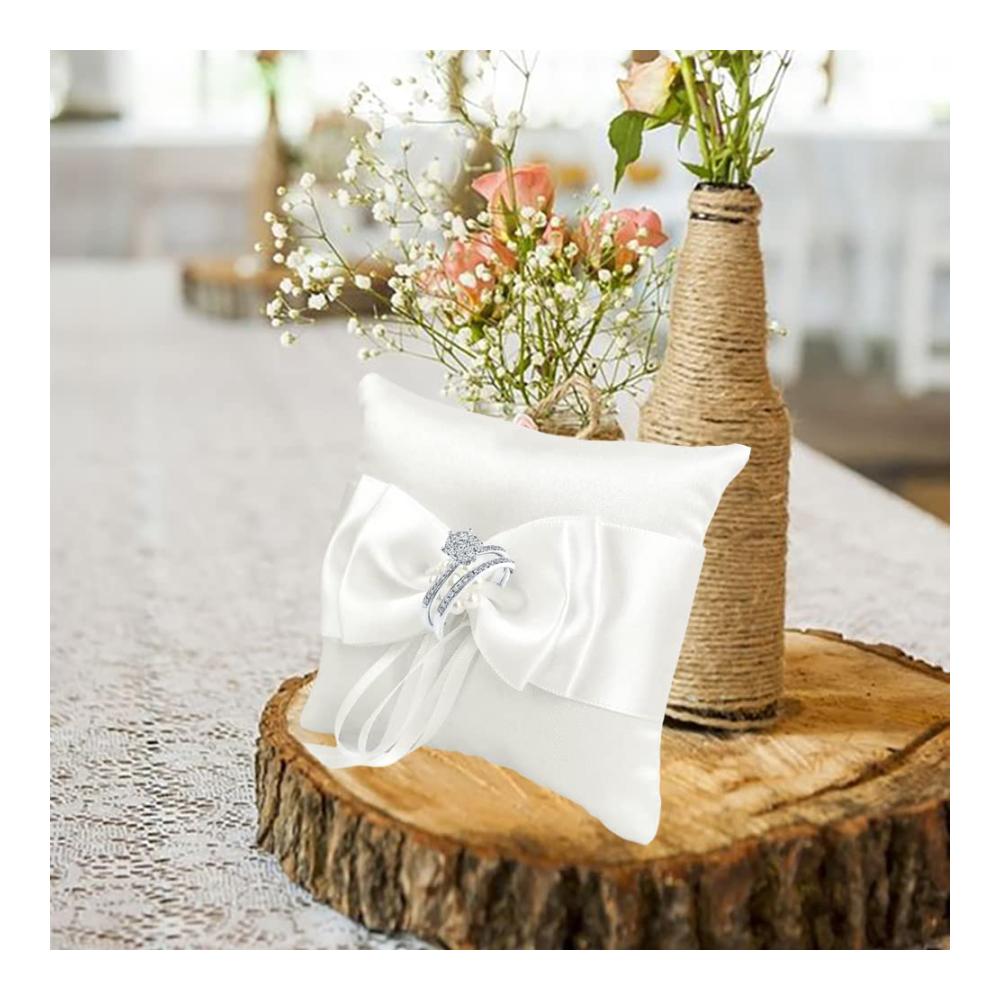 Elegantes Ringkissen für Traumhochzeit - Exquisites Ring-Bearer-Kissen für Verlobungs- oder Trauringe weiß mit künstlichen Perlen und Schleife 10 x 10 cm