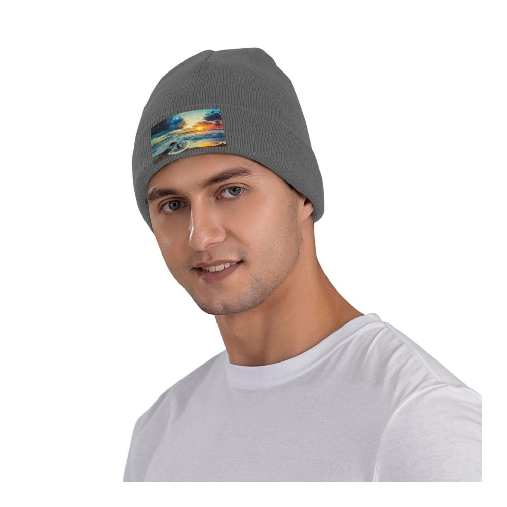 Entdecken Sie den Charme des Winters mit unserer Strickmütze! Warm weich und stilvoll - die ultimative Wintermütze mit Sonnenuntergangs-Strandmotiv. Jetzt zugreifen und sich warm halten