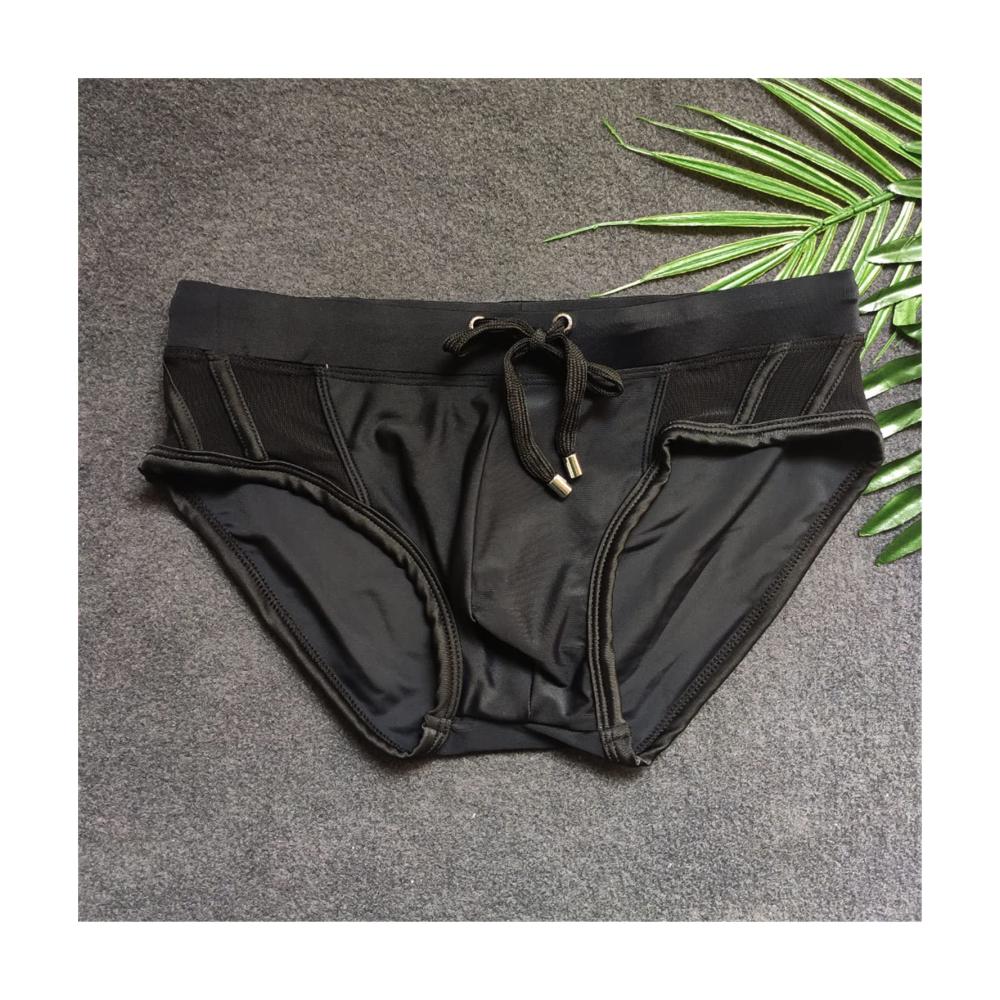 Stilvoll und bequem Herren Badehosen in Schwarz mit Mesh-Seiten Bikini-Schnitt und Schwammpolstern - perfekt für den Sommer im Schwimmbad! Entdecke jetzt