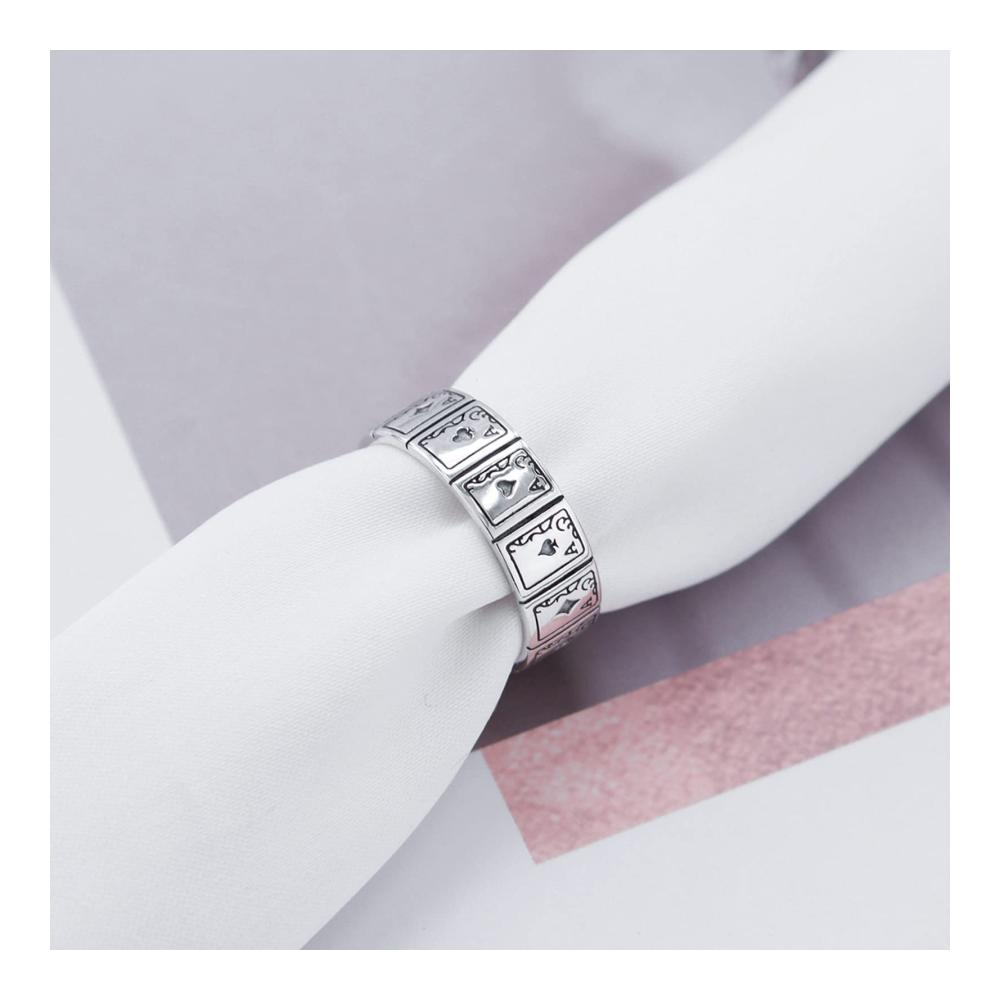 Entdecken Sie stilvolle Herren Ringe Signature Edelstahl Jubiläumsringe mit Spielkarten-Design. Klassische Messing- und Silberringe für den modernen Mann