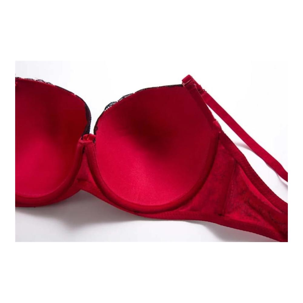 Entdecken Sie die Verführung neu mit unserem exquisiten Dessous-Set! Einzigartig gestaltetes Plus-Size-Set in Rot mit Spitzen-BH und Höschen für Damen. Gönnen Sie sich jetzt