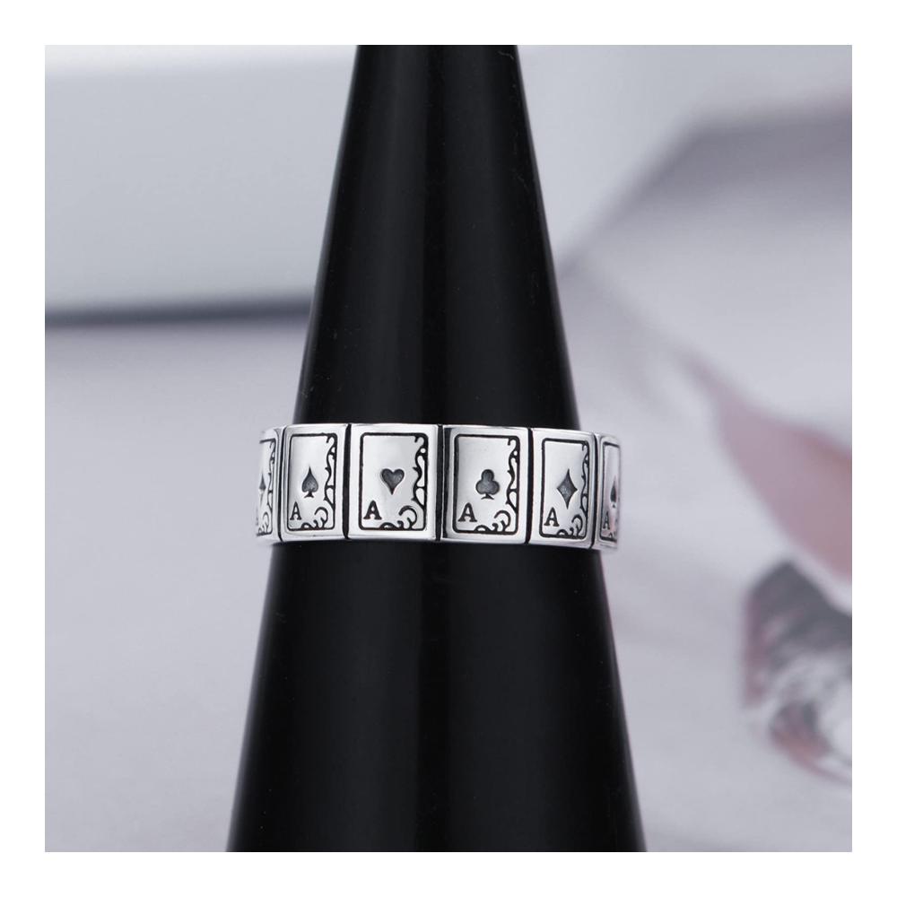 Entdecken Sie stilvolle Herren Ringe Signature Edelstahl Jubiläumsringe mit Spielkarten-Design. Klassische Messing- und Silberringe für den modernen Mann