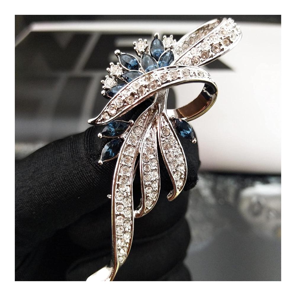 Delikate Vintage-Brosche im Österreich-Stil für Damen - Dezenter Kristallschmuck mit rotem Akzent für eine stilvolle Eleganz