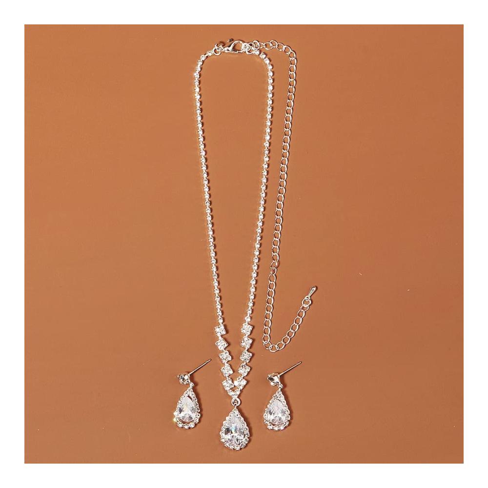 Exklusives Schmuck-Set Elegante Silberhalskette mit funkelnden Strass-Ohrringen. Perfekt für Bräute und Damen. Einzigartiges Design für glamouröse Auftritte