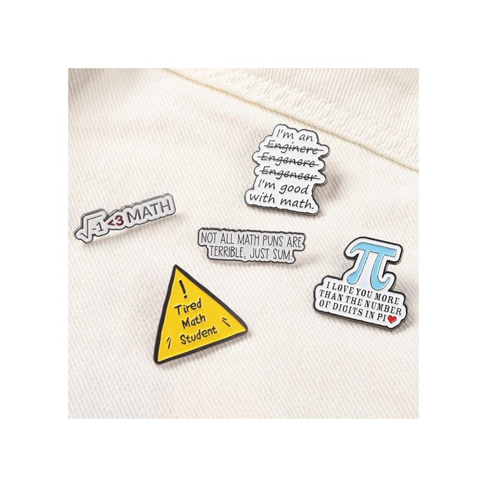 Entdecken Sie stilvolle Vielfalt 5-teiliges Set Broschen & Anstecknadeln 25mm gemischt. Emaille-Broschen in Mathematik-Buchstaben und niedliche Designs für Frauen. Ein Must-Have Accessoire